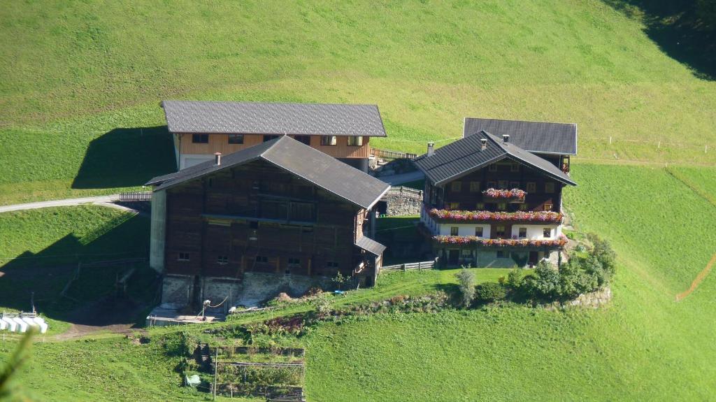 widok z lotu ptaka na dom na wzgórzu w obiekcie Plonerhof w mieście Hopfgarten in Defereggen