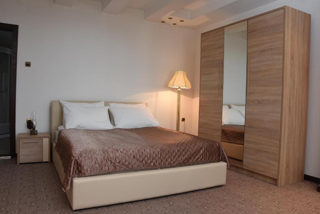Postel nebo postele na pokoji v ubytování Guest House Vila Lujza