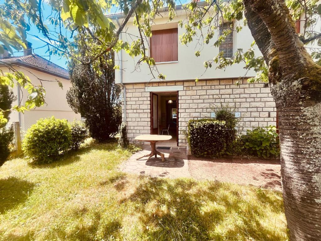 a picnic table in front of a house at Le Petit Ousson Studio avec Jardin in Briare