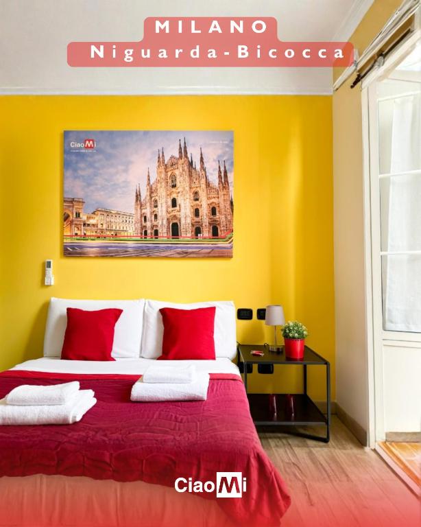 ein gelbes Schlafzimmer mit einem großen Bett mit roter Bettwäsche in der Unterkunft Ciao Mi - Accoglienti camere con bagno privato - Milano Niguarda e Bicocca in Mailand