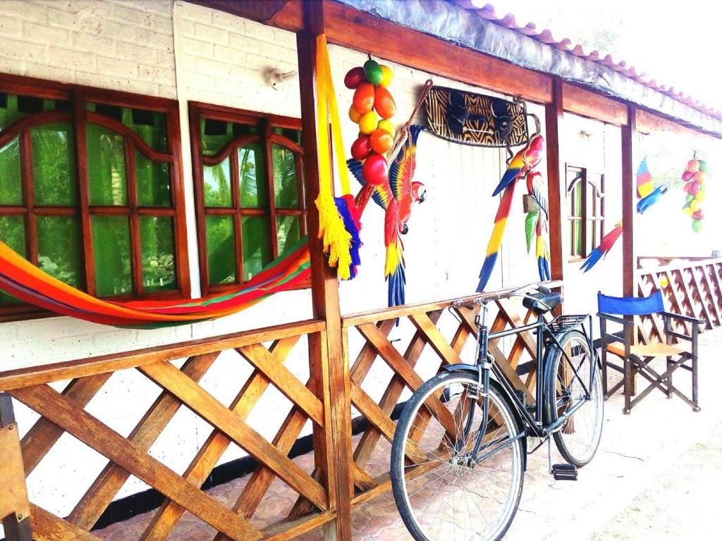 Ein Fahrrad, das vor einem Gebäude mit Flaggen geparkt ist in der Unterkunft Kokomo in Coveñitas
