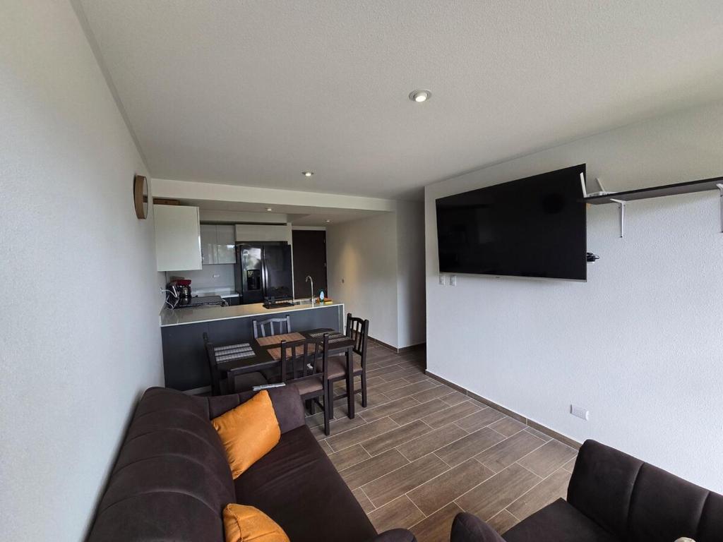a living room with a couch and a table with chairs at Apartamento en Parque Mateo in Guatemala