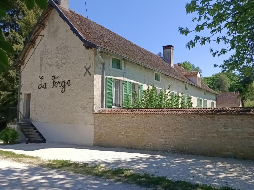 a building with the words old europe written on it at La Forge 8 Personnes in Bèze