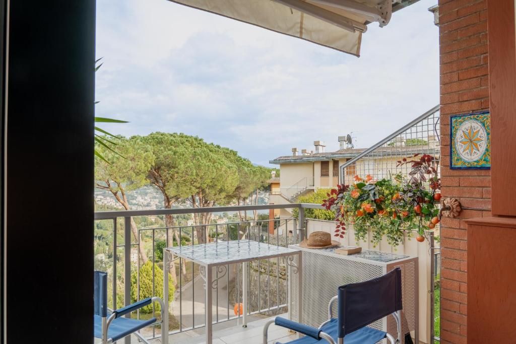 a patio with a table and chairs on a balcony at Casa Concetta in Rapallo
