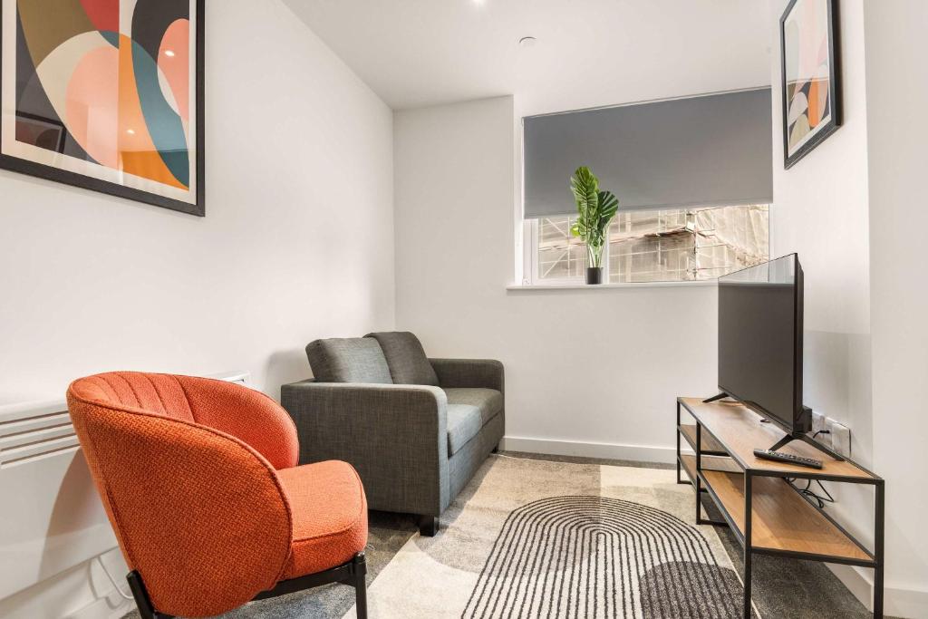 a living room with a couch and a tv at Stylish 1 BED Apartment in Central Hull in Hull