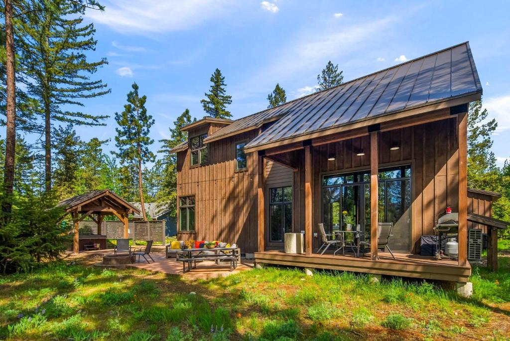 a wooden house with a solarium and a patio at Majestic Pines in Ronald