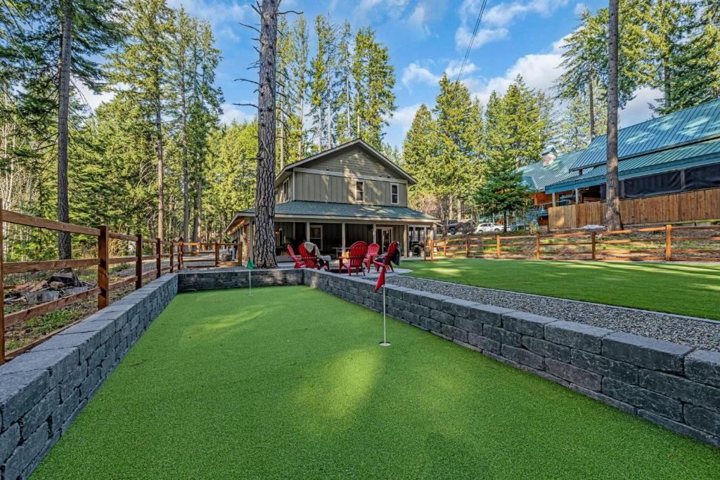 a golf course with a putting green at Lake Cabins Lodge in Ronald