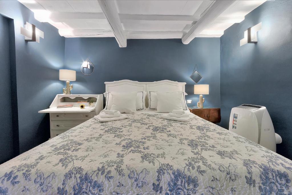 Santo Spirito Romantic by Mmega
