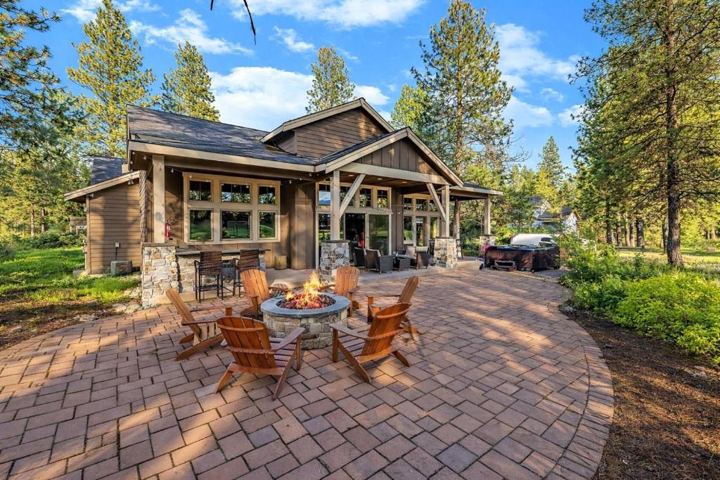 a house with a patio and a fire pit at Monabel Manor in Cle Elum