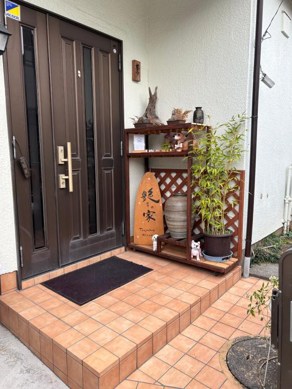 a front door of a house with a plant at 艶子の家 in Narashino