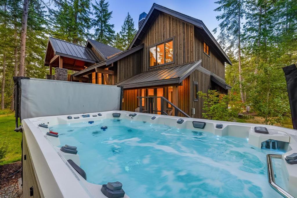 a large hot tub in front of a house at Pine Meadow Lodge in Cle Elum