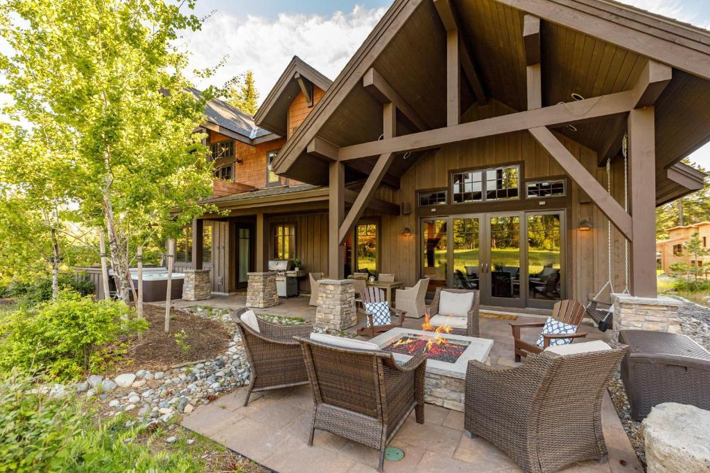 an outdoor patio with wicker chairs and a fire pit at Twin Links in Cle Elum