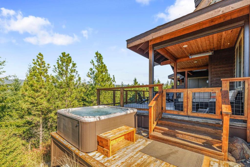 a hot tub on the deck of a house at Ridgeview in Cle Elum