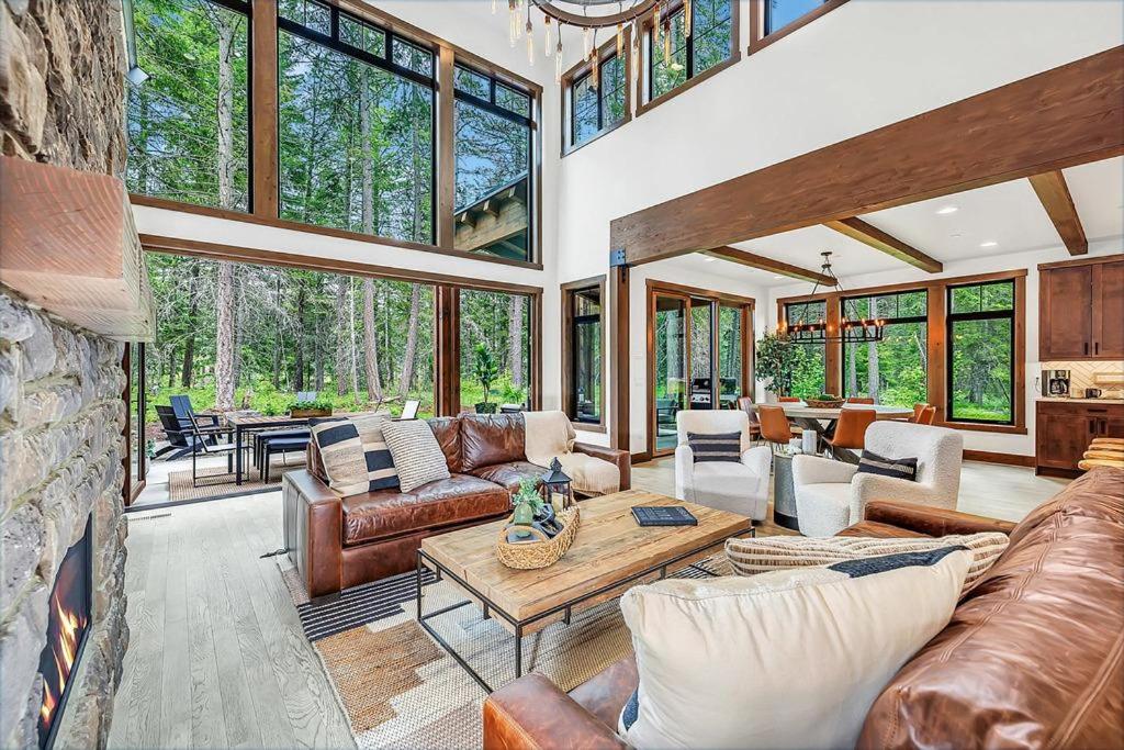a living room with a couch and a table at Par 6 Lodge in Cle Elum