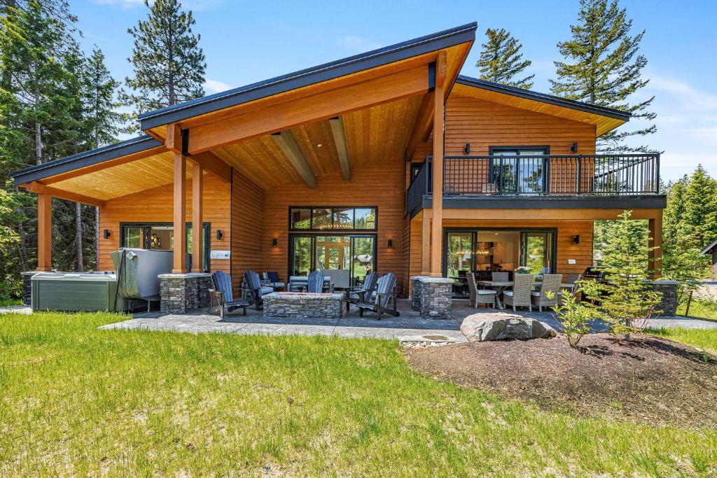 a log home with a deck and patio at Casa Mia in Cle Elum