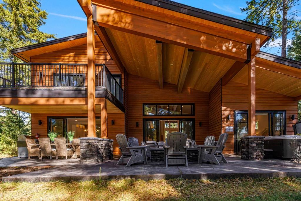 a house with a deck with chairs and a patio at Four Seasons Lodge in Cle Elum