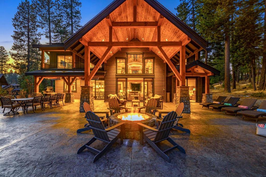 a log cabin with chairs and a fire pit at Suncadia Dreamin Lodge in Cle Elum