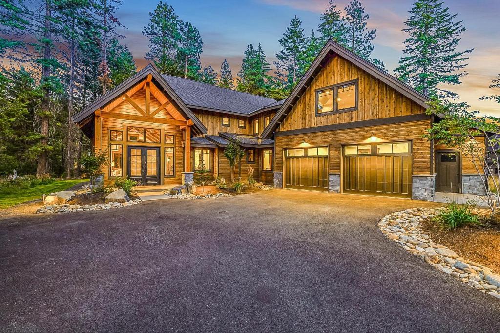 a log home with a driveway in front of it at Suncadia Craftsman in Cle Elum