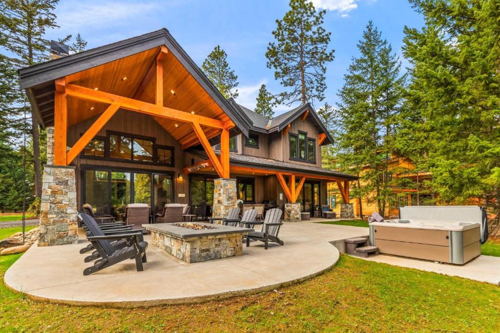 a log home with a pool table and chairs at Idol Pines in Cle Elum