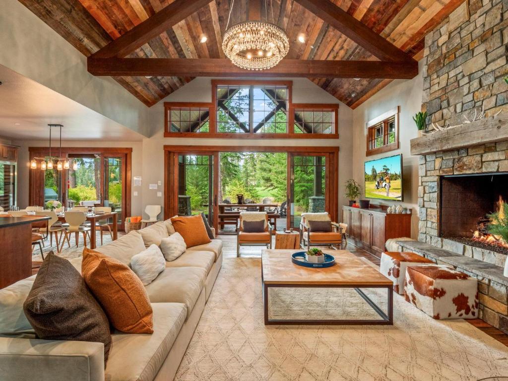 a living room with a couch and a fireplace at Gilden Glade Sanctuary in Cle Elum