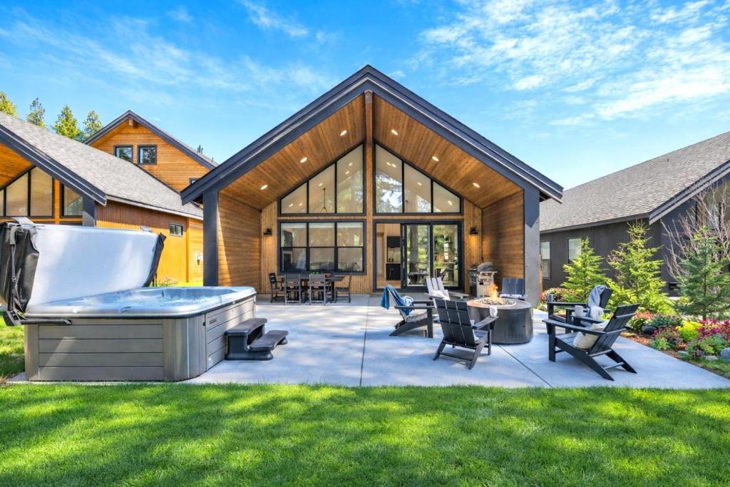 a backyard with a hot tub and a patio at Sun Seeker in Cle Elum