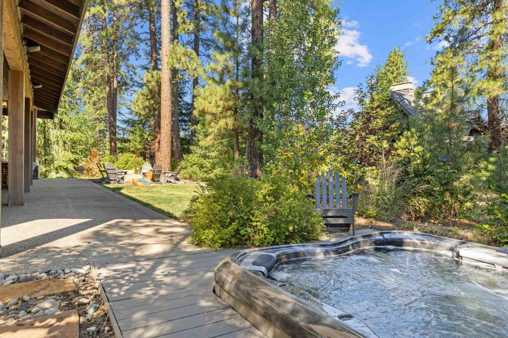 a hot tub on a deck with a bench at Parkside Lodge in Cle Elum
