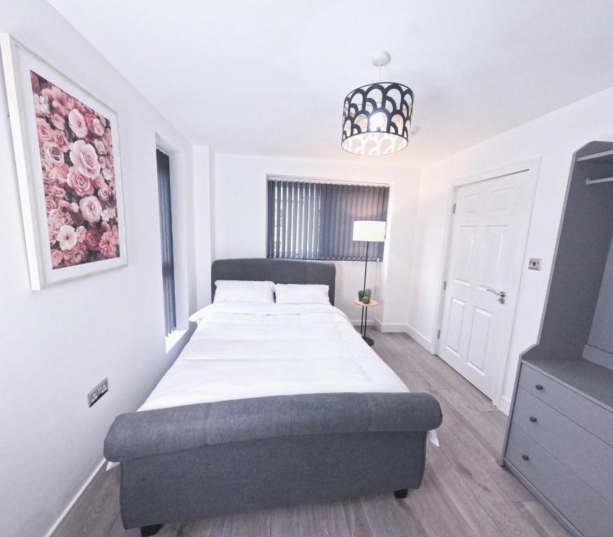 a bedroom with a large bed in a room at C- Spacious En-Suite Room Sheffield Centre in Victoria