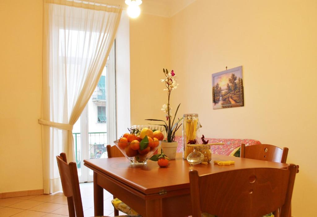 - une table à manger avec un bol de fruits dans l'établissement House Carla by Holiday World, à Albisola Superiore