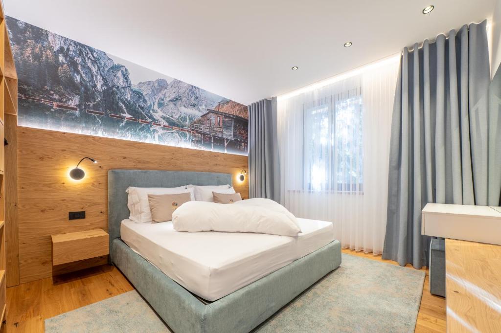 a bedroom with a bed in a room at Appartament Lago di Braies in San Sigismondo