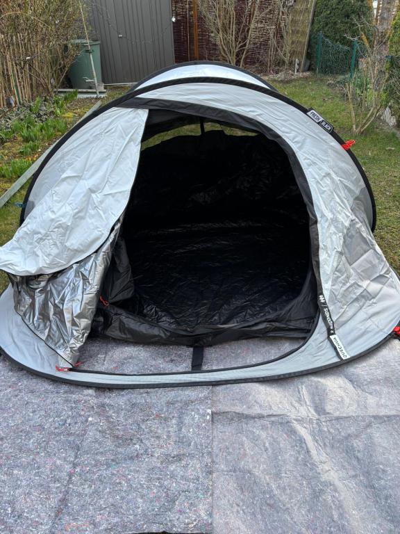 a tent is set up on the ground at Zelt im Garten in Ingolstadt