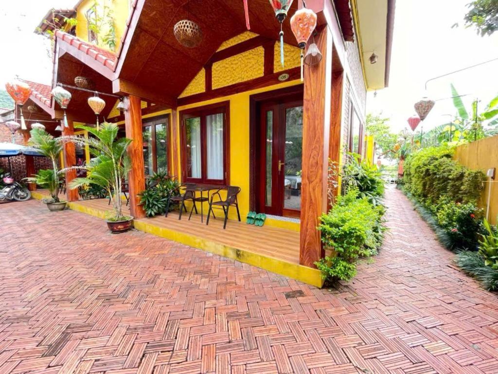 Phòng có giường cỡ King nhìn ra cảnh núi non