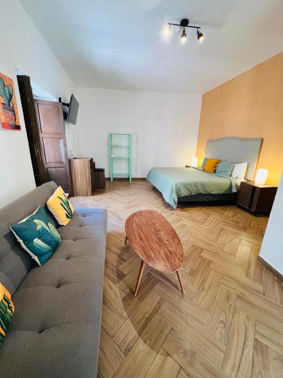 a living room with a couch and a bed at Casa Universidad in Guanajuato
