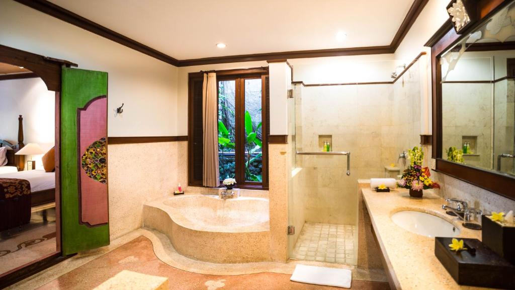 Koupelna v ubytování Kori Ubud Resort, Restaurant & Spa