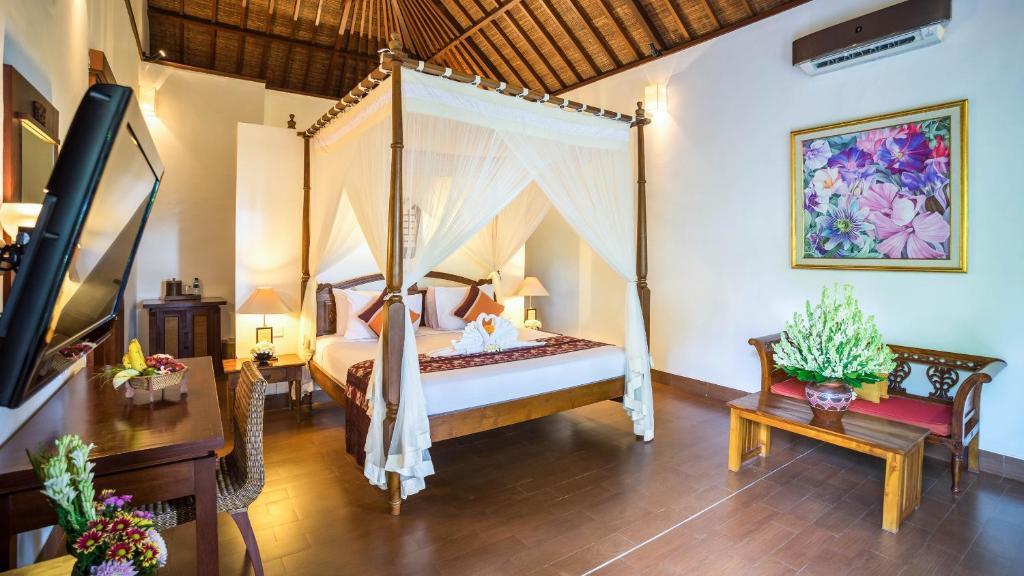 Postel nebo postele na pokoji v ubytování Kori Ubud Resort, Restaurant & Spa