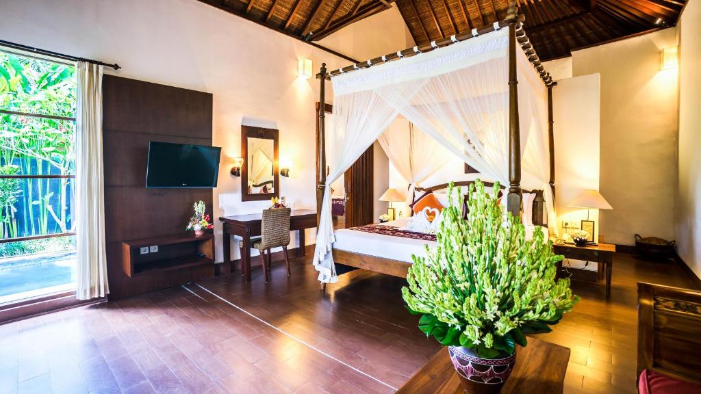 Postel nebo postele na pokoji v ubytování Kori Ubud Resort, Restaurant & Spa