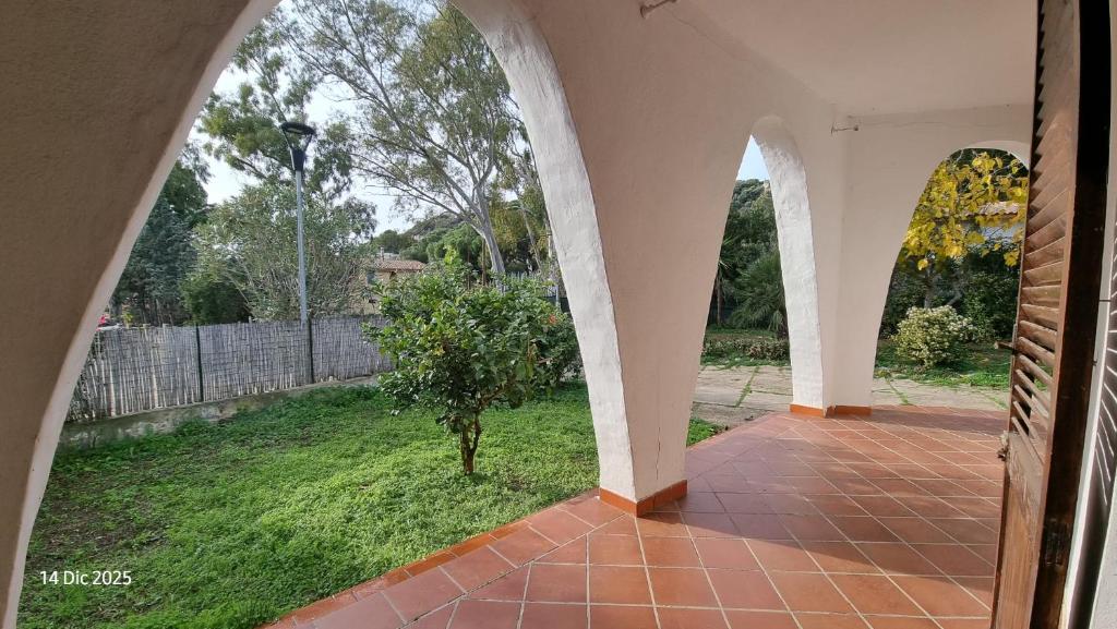 an arched entry way to a house with a yard at Casa Sofia in Torre delle Stelle