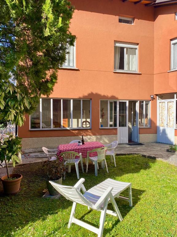 a table and chairs in front of a building at CASA QUANZITO -Casa intera con giardino e parcheggio privato, ideale per famiglie in Dervio