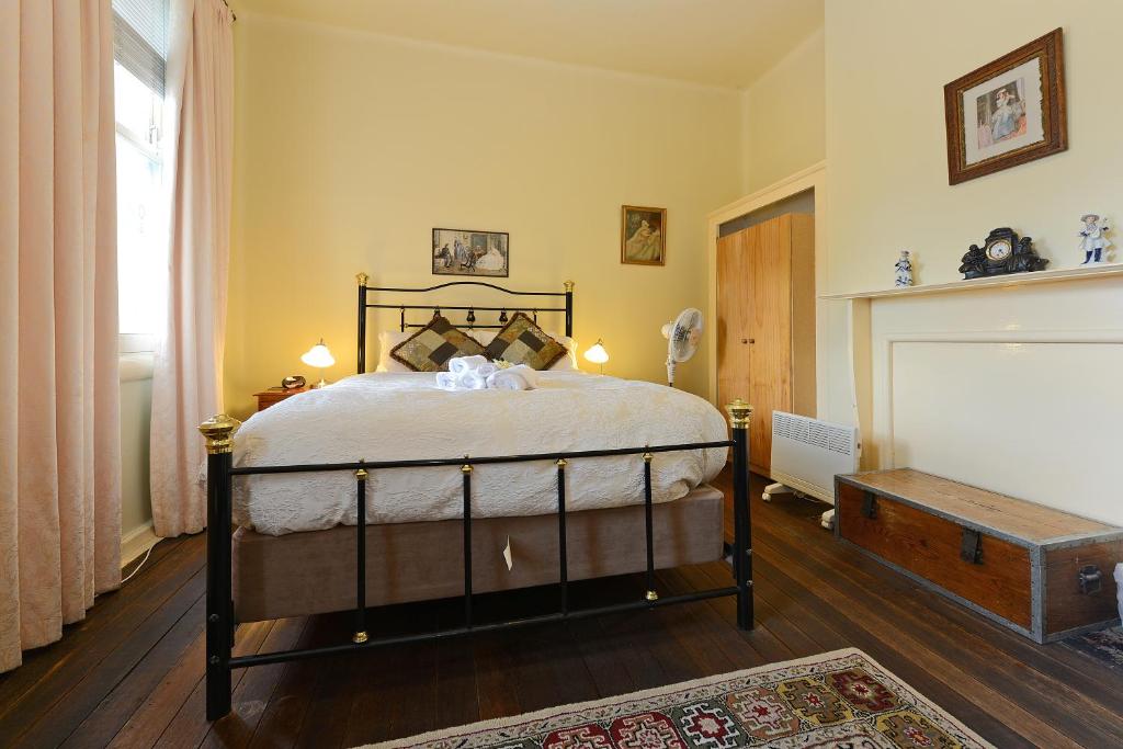 Postel nebo postele na pokoji v ubytování Edinburgh Gallery Bed & Breakfast
