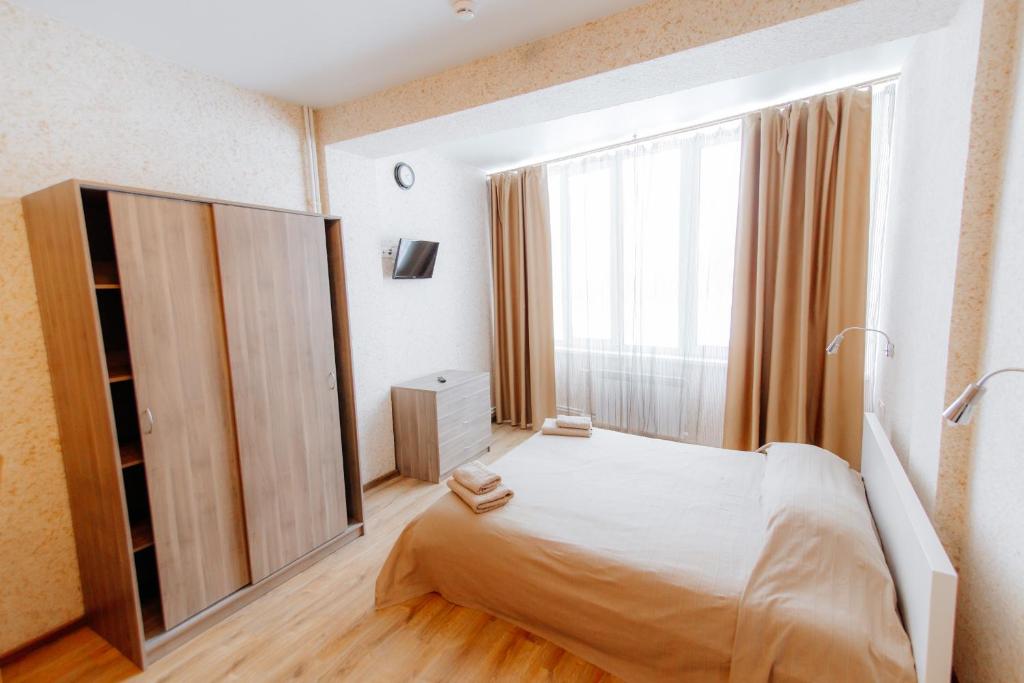 シェレゲシュにあるApart-hotel Schastyeのベッドルーム1室(ベッド1台、大きな窓付)