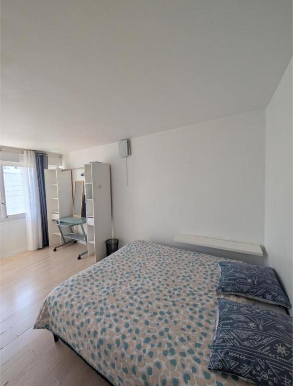 a bedroom with a bed and a desk in it at ANGLET, Chambre Privée, QUARTIER CALME in Anglet