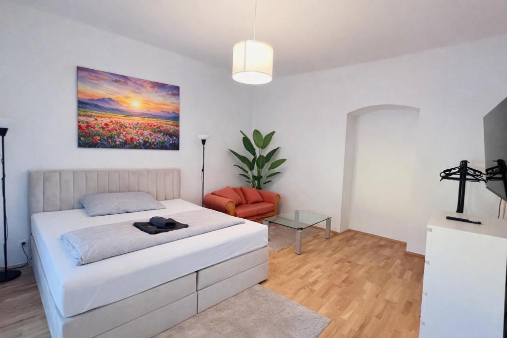 a bedroom with a bed and a painting on the wall at Modern New Eggenberg Top 1b in Graz