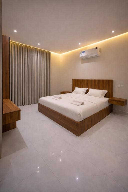 a bedroom with a large bed and a window at الشقق الفاخرة luxury aparments in Medina