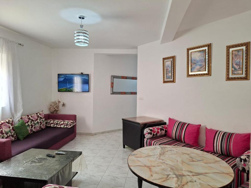 a living room with a couch and a table at APPARTEMENT AL HOCEIMA prés de PLAGE CALABONITA in Al Hoceïma