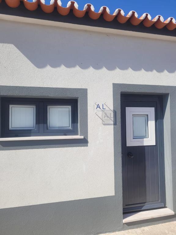a house with two windows and a door at Segredo do Lago in Monsaraz