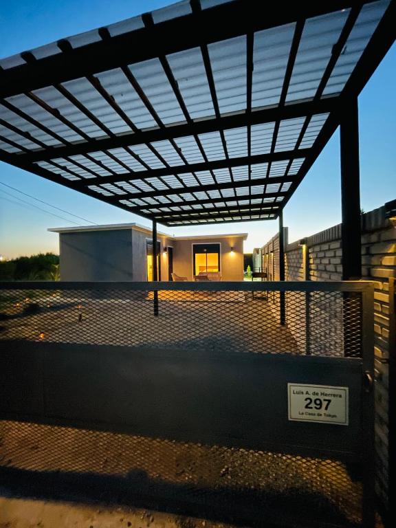 a view of a house with a roof at La casa de Tokyo in Carmelo