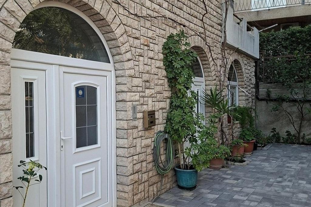 Apartments with parking space Makarska - 25328