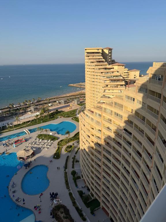 an aerial view of a large hotel and the ocean at بورتو سخنه in Ain Sokhna