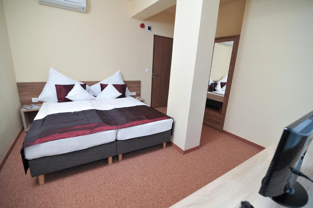 Łóżko lub łóżka w pokoju w obiekcie Centrooms Eger