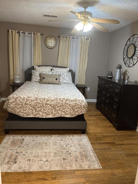 ein Schlafzimmer mit Bett und Deckenventilator in der Unterkunft Craft Cottage in Berea