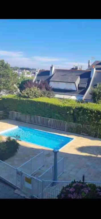 a large swimming pool in front of a house at ESCAPADE FAMILIALE A LA MER in Quiberon